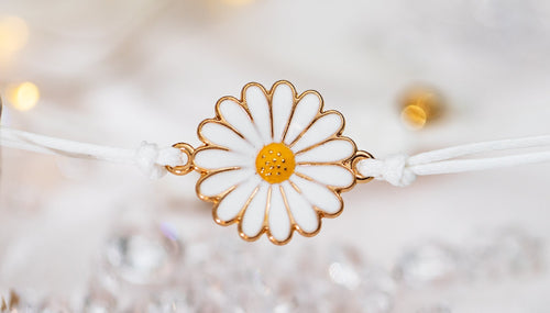 enamel daisy bracelet with a sparkly backdrop, the ideal Mother's Day gift for step Mums